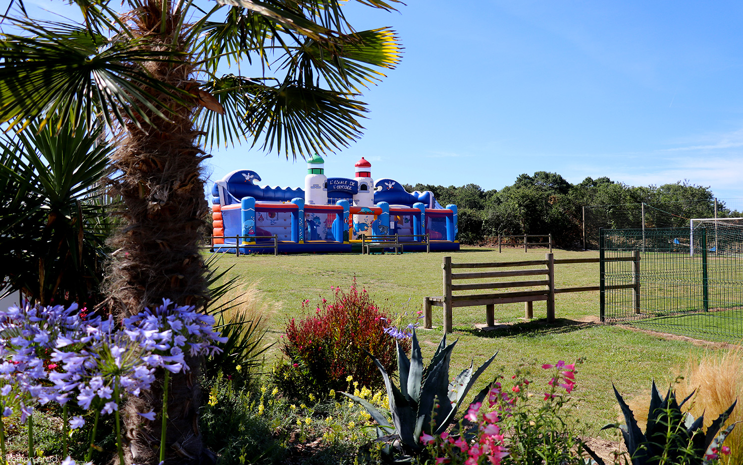Château gonflable de l'aire de jeux du Kerzerho 4**** Château gonflable de l'aire de jeux du Kerzerho 4****