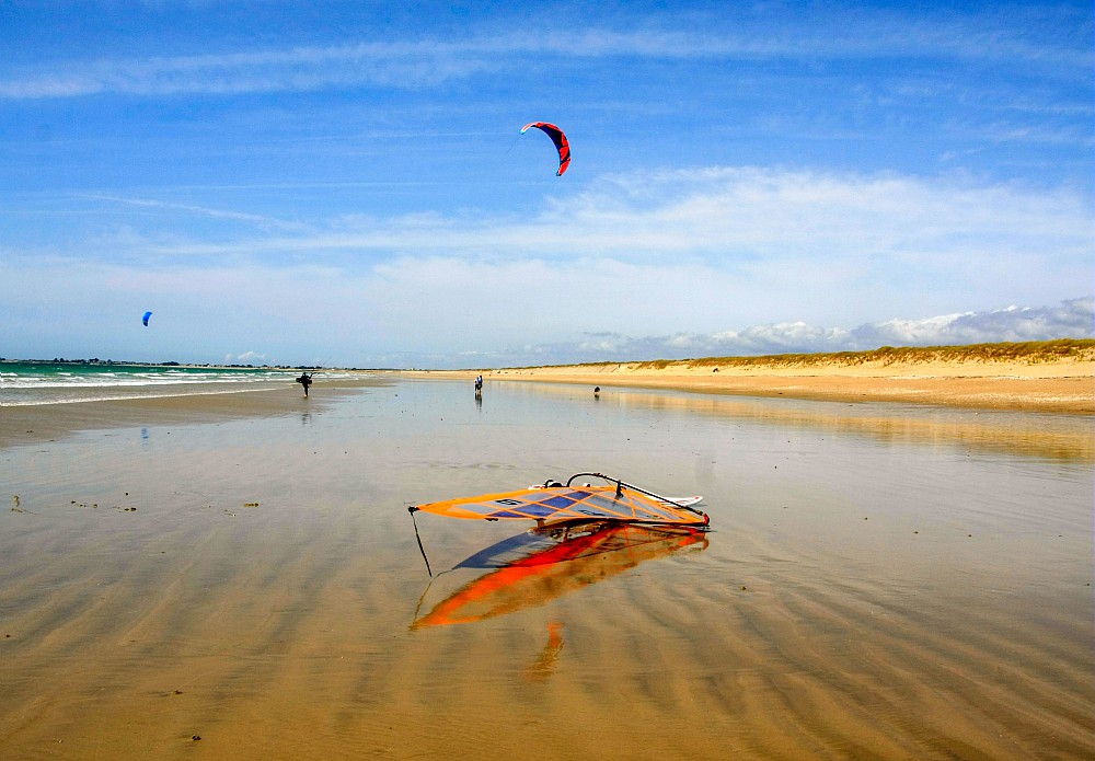 Planche à voile sur la plage